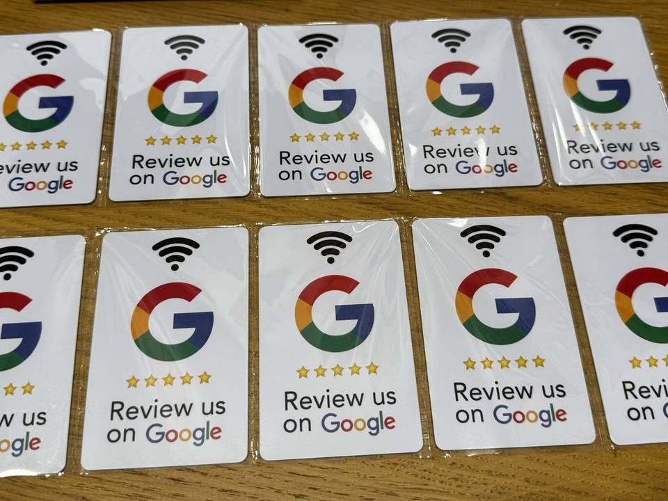 Fóliázott NFC-s Google-értékelő kártyák két sorban fa asztalon