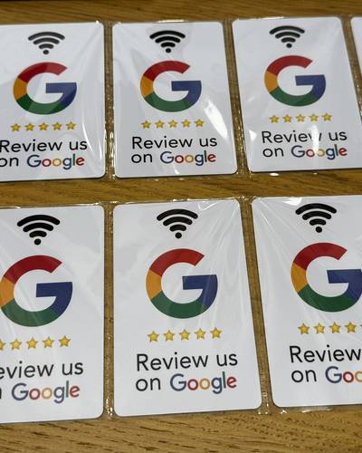 Fóliázott NFC-s Google-értékelő kártyák két sorban fa asztalon