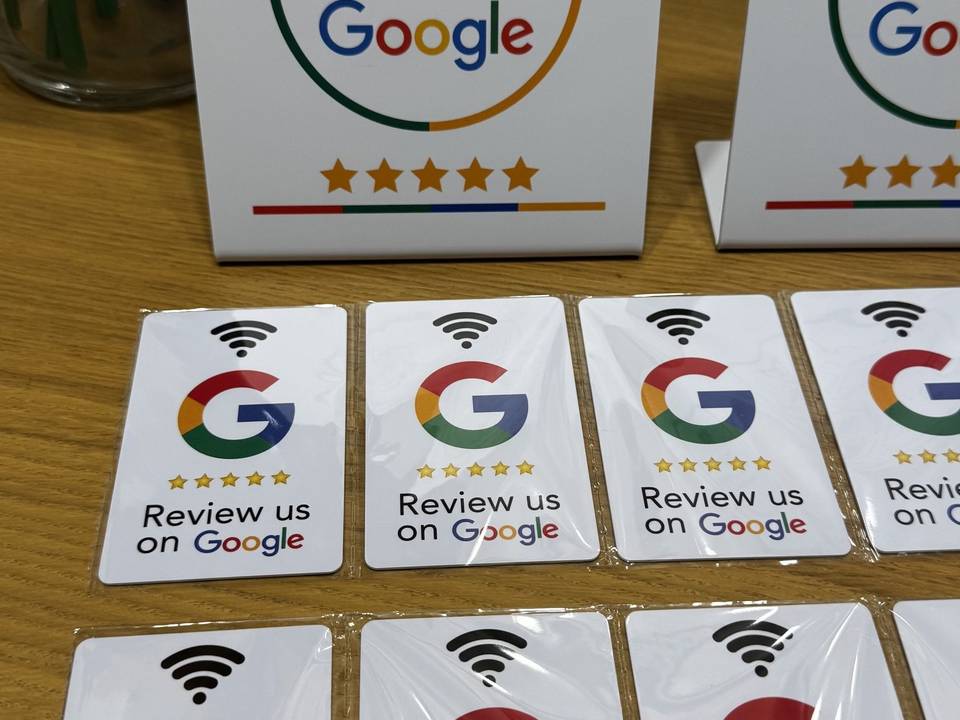NFC-s Google-értékelő asztali tábla fa asztalon, előtte értékelőkártyák